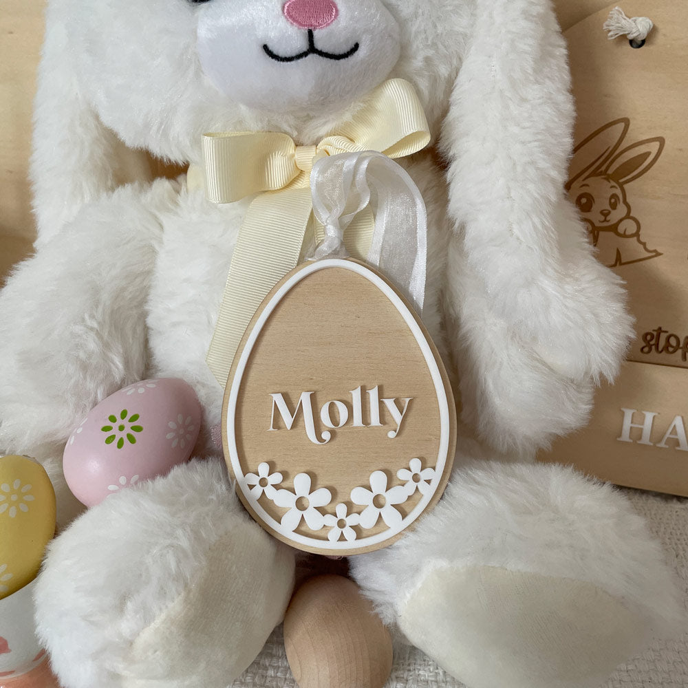 EASTER EGG SHAPED TAG WITH A WHITE ACRYLIC DAISY DESIGN